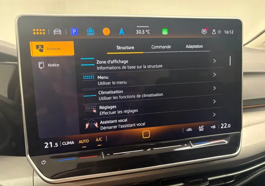Écran tactile central de la Volkswagen Golf 1.5 TSI 2025 affichant le menu de réglages avec commandes climatisation.