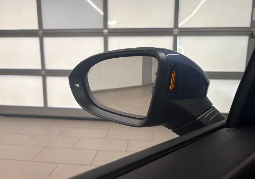 Rétroviseur droit bleu Anémone de Volkswagen Golf 1.5 TSI 2025 avec clignotant intégré allumé.