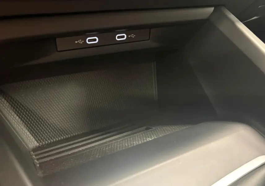 Gros plan sur la console centrale intérieure de la Volkswagen Golf 1.5 TSI 116 BVM6 VW Edition avec ports USB-C visibles.