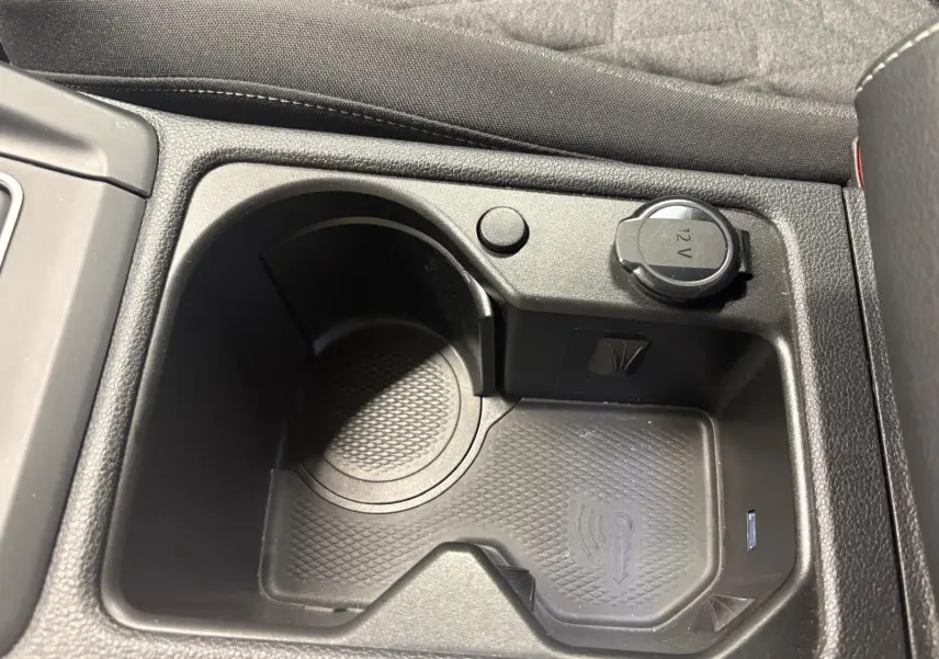 Gros plan sur la console centrale avec prise 12V et emplacement porte-gobelet du Volkswagen Golf Bleu Anémone 2025.