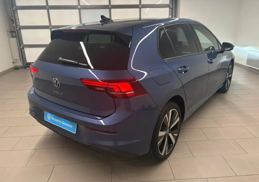 Vue 3/4 arrière droite d'une Volkswagen Golf 1.5 TSI 116 BVM6 Bleu Anémone avec jantes alliage 18'' Catania.