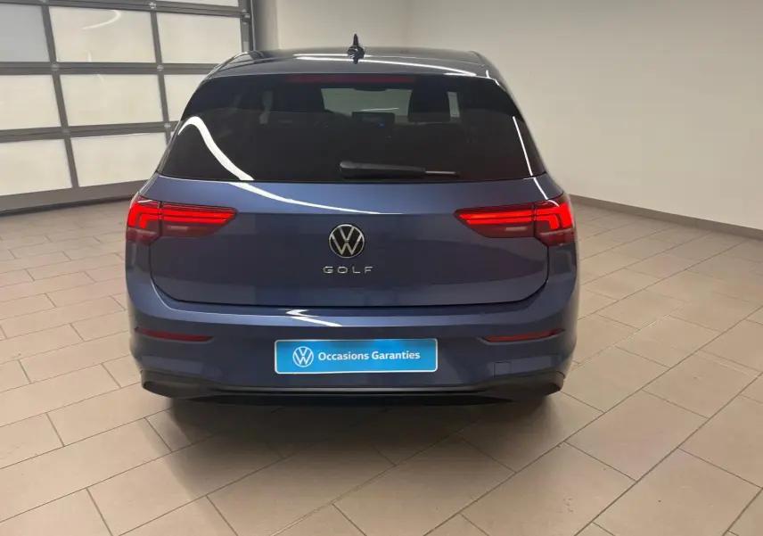 Vue arrière d'une Volkswagen Golf 1.5 TSI 116 BVM6 Bleu Anémone avec feux LED et logo VW bien visibles.