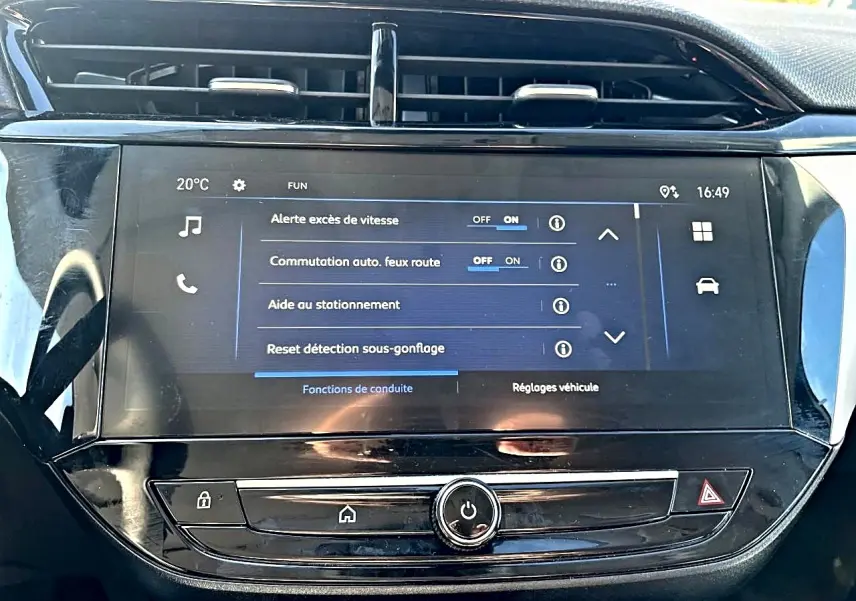 Écran tactile central de l’Opel Corsa gris alu 2025 affichant les réglages d’aide à la conduite.