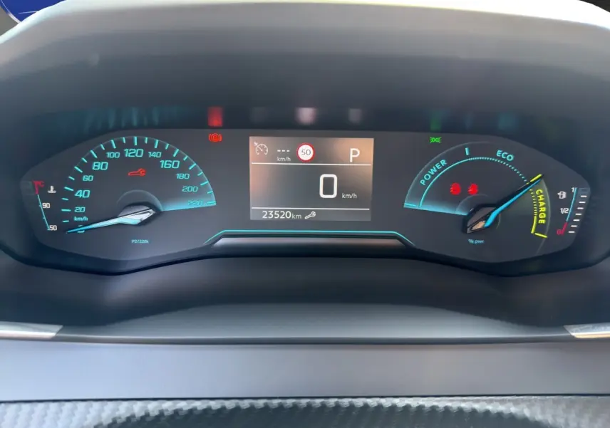Combiné d'instruments numérique du Peugeot 2008 Hybrid 145, affichage multifonctions avec jauges vitesse et énergie.