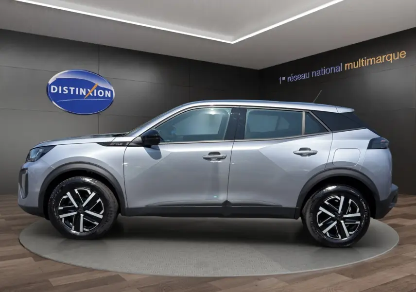 Peugeot 2008 Hybrid 145 e-DCS6 STYLE gris clair vue de profil côté gauche, jantes noires et détails noirs contrastants.