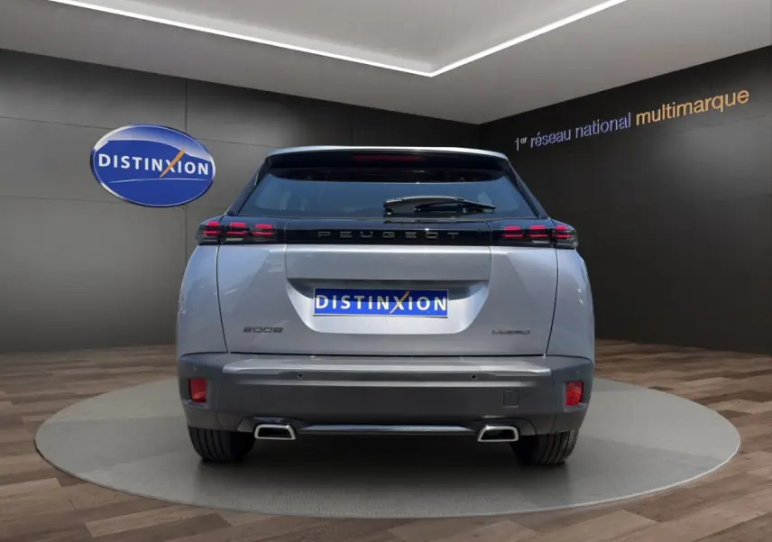 Vue arrière d'un Peugeot 2008 Hybrid gris clair avec feux LED distinctifs et double sortie d'échappement.