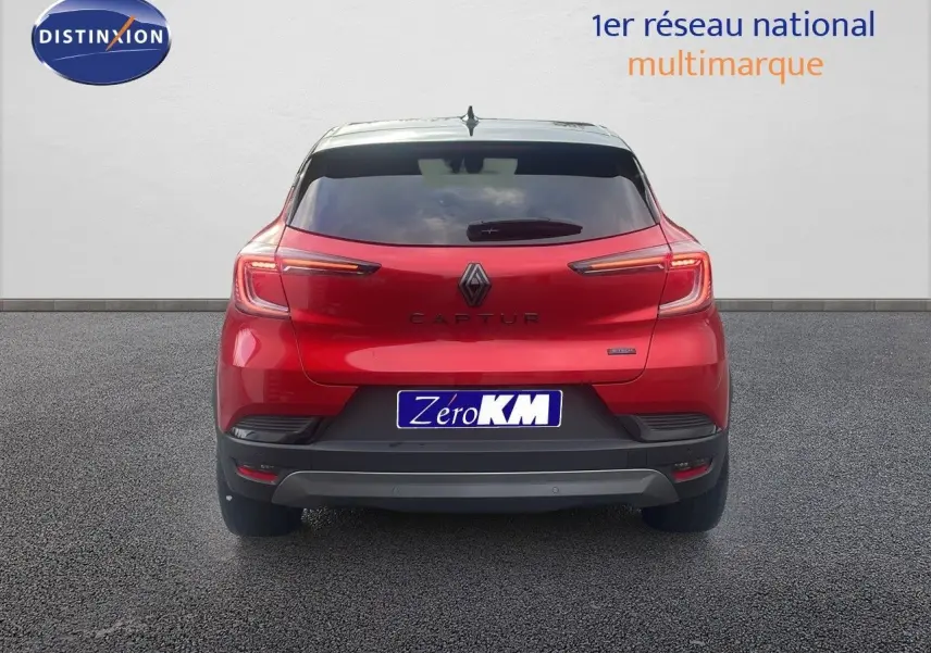 Vue arrière d'un Renault Captur 2025 rouge passion avec toit noir, mettant en valeur ses feux LED et son logo central.
