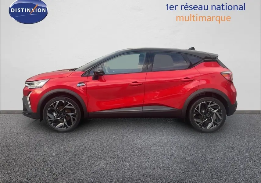 Profil droit du Renault Captur E-Tech hybride rouge passion avec toit noir et jantes alliage noires.