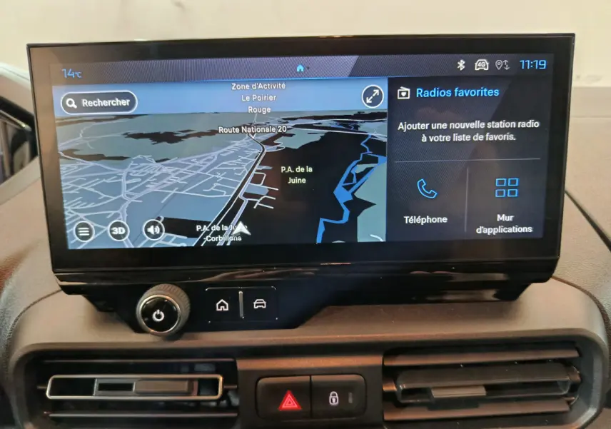 Écran tactile central du tableau de bord du Peugeot Partner blanc 2025 affichant la navigation et les options multimédias.