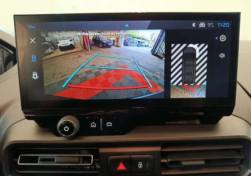 Écran central du Peugeot Partner XL 2025 montrant la caméra de recul avec guidage de trajectoire en bleu et rouge.