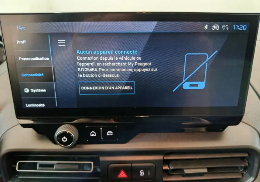 Écran tactile central du tableau de bord du Peugeot Partner XL 2025 avec menu connectivité affiché.