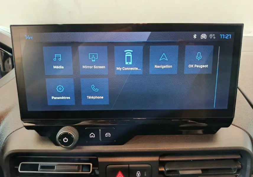 Écran tactile central du tableau de bord du Peugeot Partner XL 2025, affichant les options multimédia et navigation.
