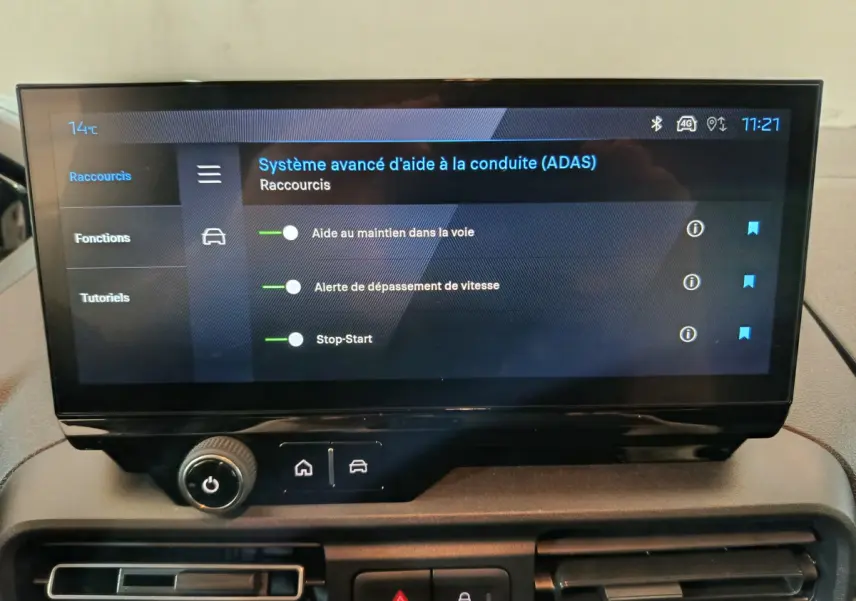 Écran tactile central du tableau de bord du Peugeot Partner XL blanc 2025 affichant les aides à la conduite avancées.