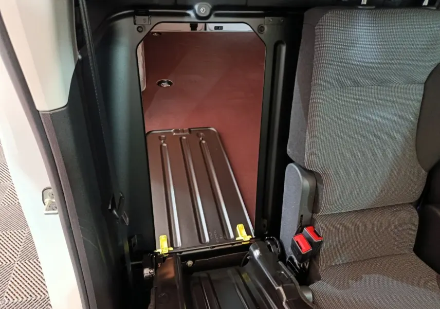 Vue intérieure côté gauche du siège avant du Peugeot Partner XL blanc, montrant la cloison pleine et l'espace de chargement.