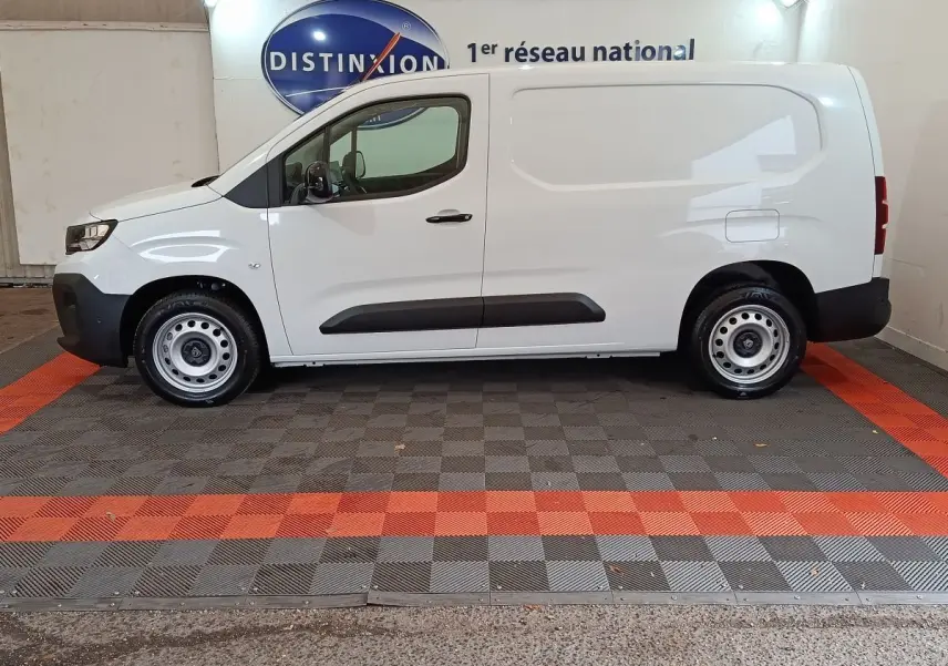 Vue de profil côté gauche d'un utilitaire blanc Peugeot Partner XL 950kg Diesel 2025 avec jantes acier et protections noires.