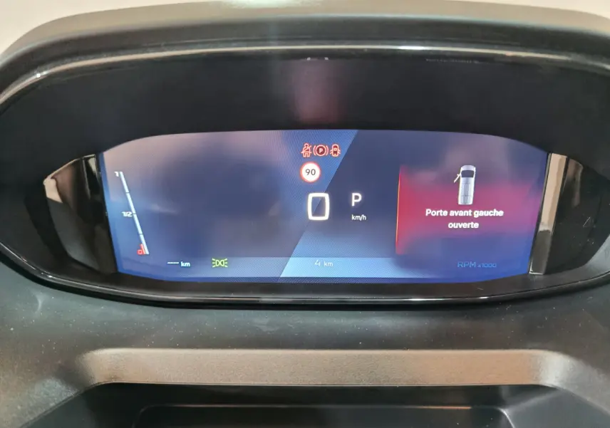 Tableau de bord numérique du Peugeot Partner XL 2025 affichant porte avant gauche ouverte et vitesse à zéro km/h.