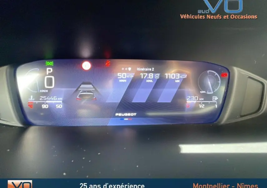 Affichage numérique du cockpit de la Peugeot 308 gris 2024, montrant vitesse, autonomie et indicateurs de conduite.