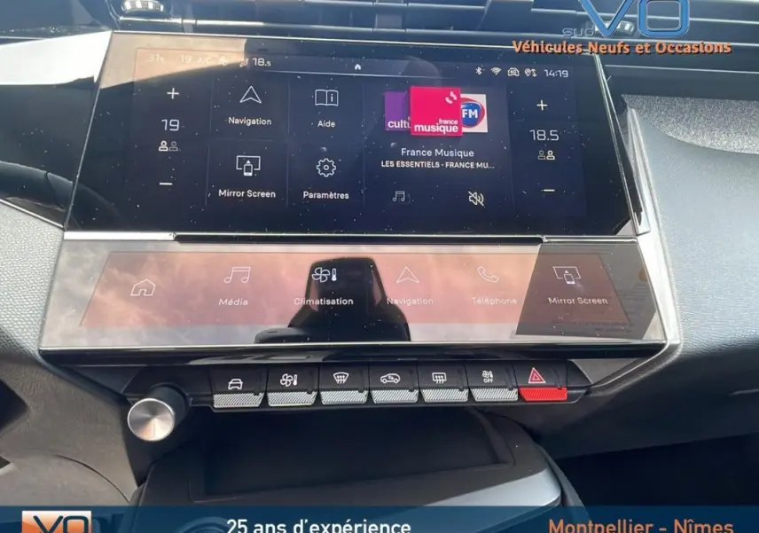 Vue rapprochée du tableau de bord numérique et de la console tactile de la Peugeot 308 gris 2024, version BlueHDi Allure.