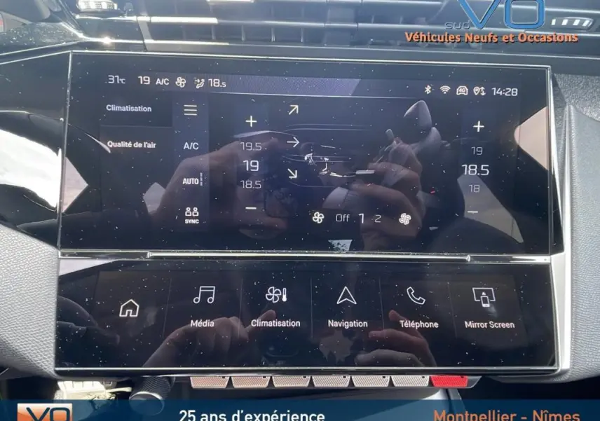 Écran tactile central de la Peugeot 308 gris 2024 montrant les réglages de climatisation et multimédia.