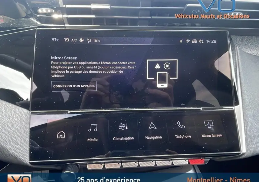 Écran tactile central du tableau de bord de la Peugeot 308 gris, affichant les options multimédia et navigation.