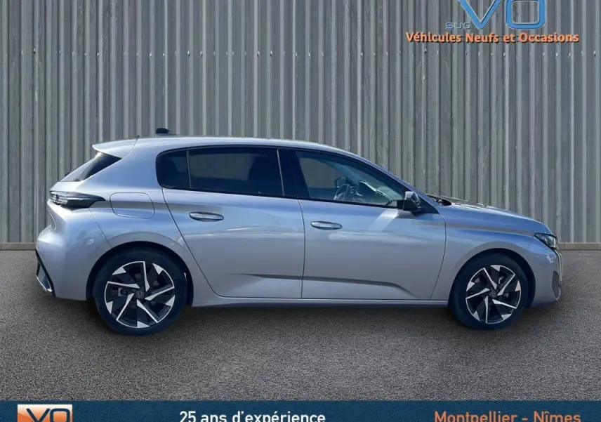 Profil latéral droit d'une Peugeot 308 gris métallisé 2024 avec jantes alliage et vitres teintées.