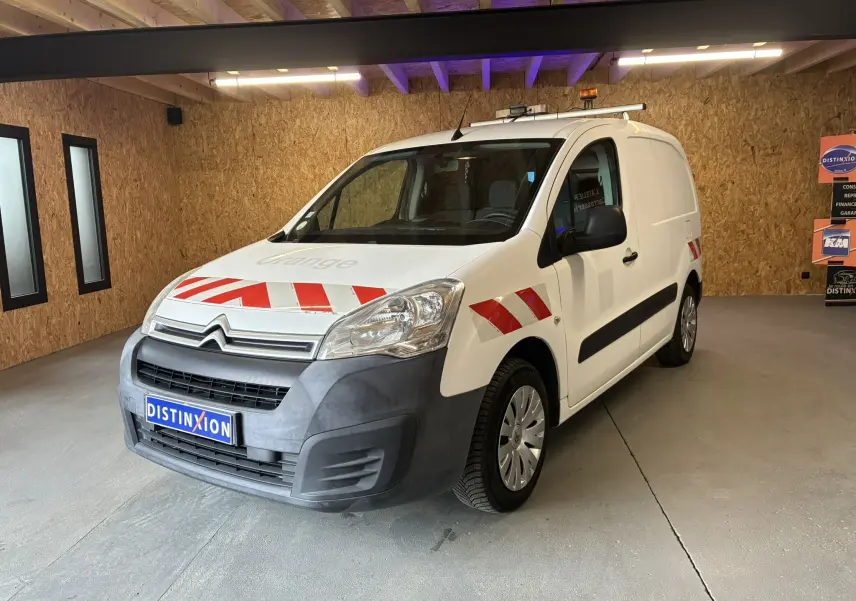 Vue 3/4 avant droit d'un utilitaire Citroën Berlingo blanc de 2016 avec bandes rouges réfléchissantes et pare-chocs noir mat.