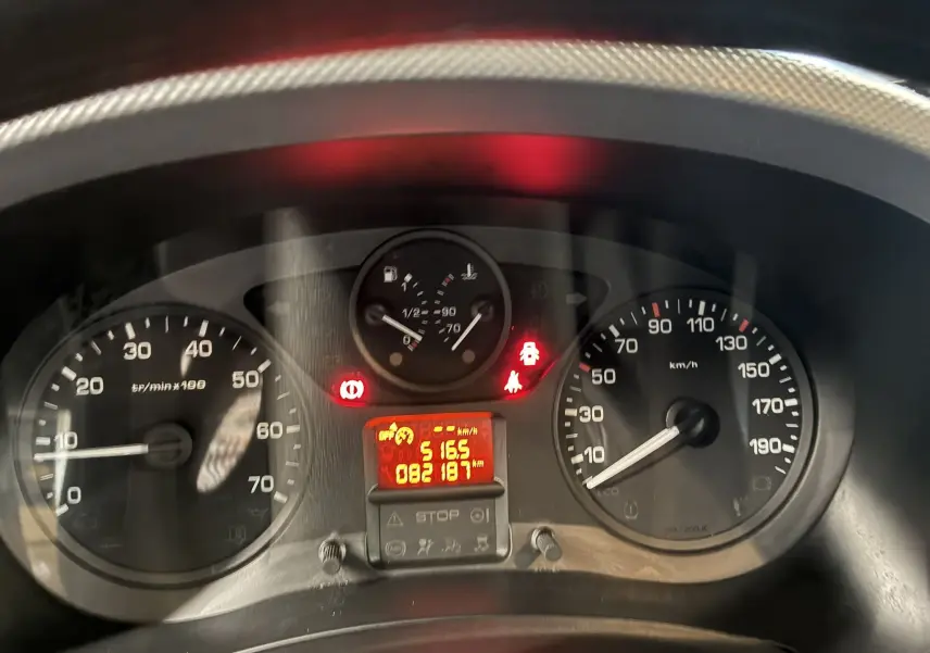 Vue rapprochée du compteur de vitesse du Citroën Berlingo 1.6 BlueHDi 100 diesel blanc, affichant environ 130 km/h.
