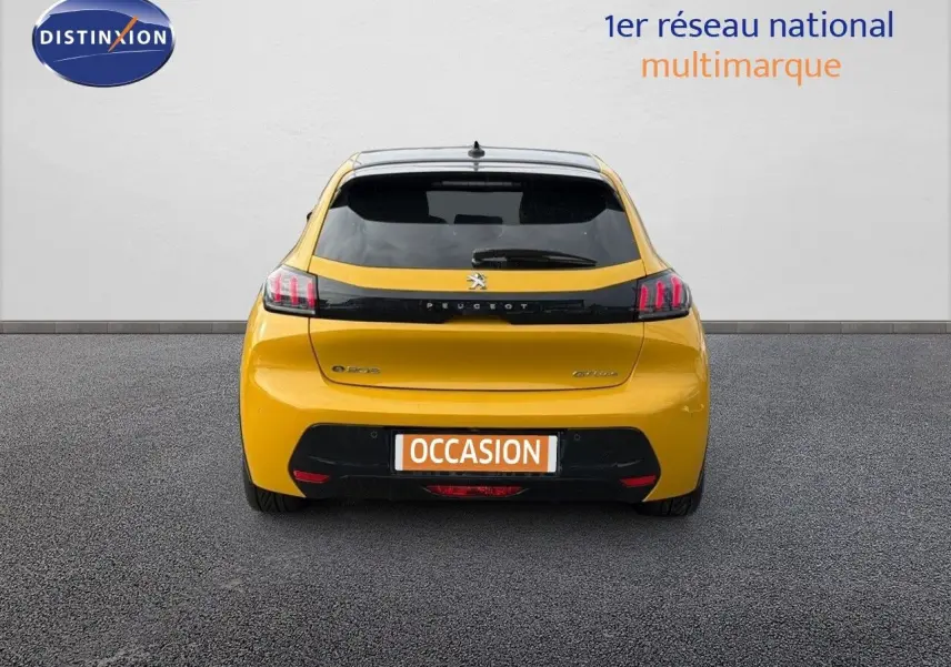 Vue arrière d'une Peugeot 208 électrique jaune Faro avec toit noir, mettant en valeur ses feux LED distinctifs.