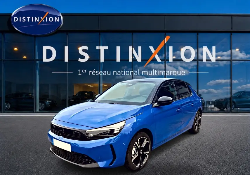Opel Corsa 1.2 turbo bleu vue 3/4 avant droit, avec jantes alu noires et calandre noire brillante.