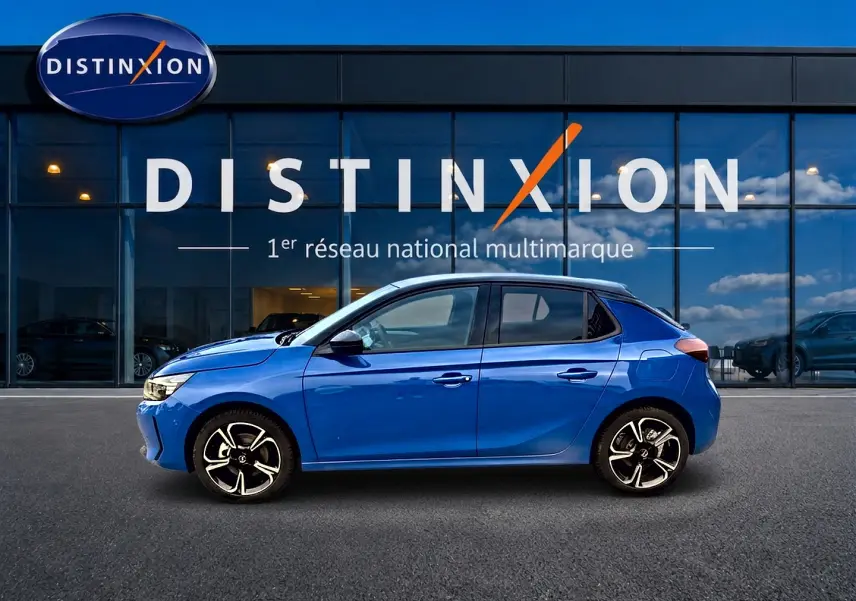 Opel Corsa 1.2 turbo bleu vue de profil côté gauche, avec jantes alu et lignes dynamiques visibles.