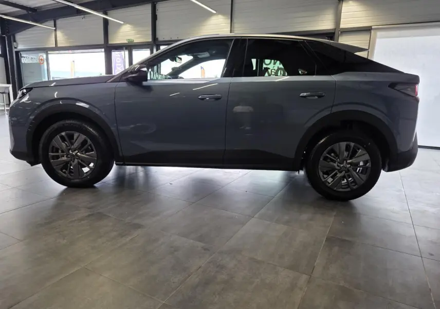 Vue de profil côté gauche du Peugeot 3008 hybride bleu, avec jantes alliage 18 pouces et toit noir contrasté.
