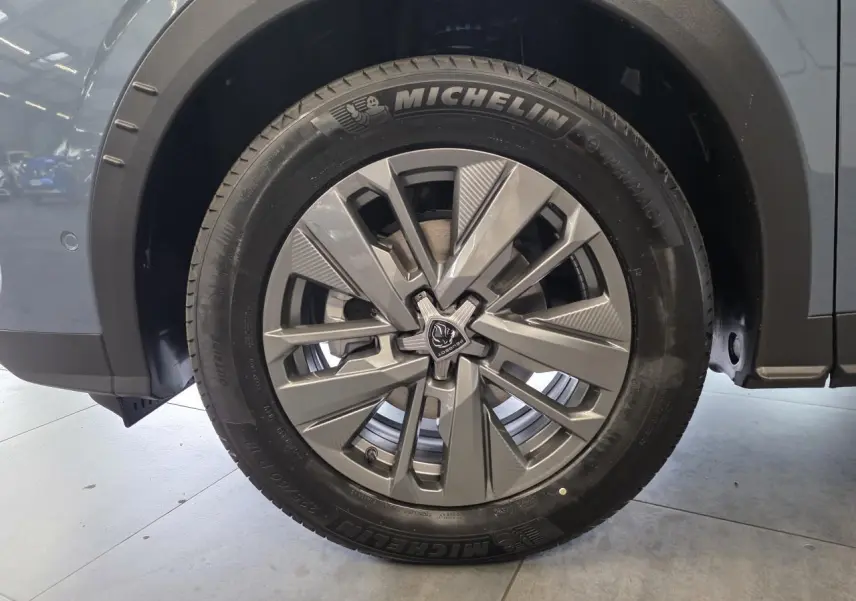 Gros plan sur la roue avant gauche du Peugeot 3008 bleu, jante alliage 18'' Basel avec pneu Michelin.