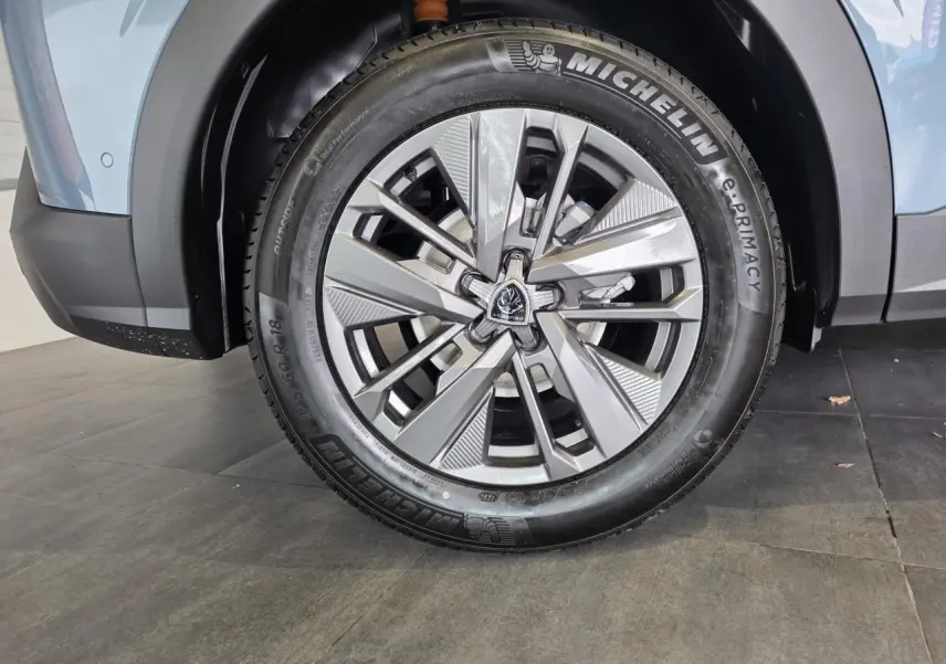 Gros plan sur la roue avant gauche du Peugeot 3008 bleu 2026 avec jante alliage 18'' Basel et pneu Michelin.