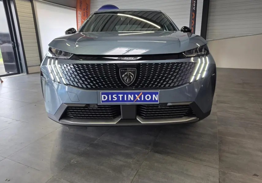 Vue avant d'un Peugeot 3008 bleu avec calandre noire laquée et feux LED à trois griffes allumés.