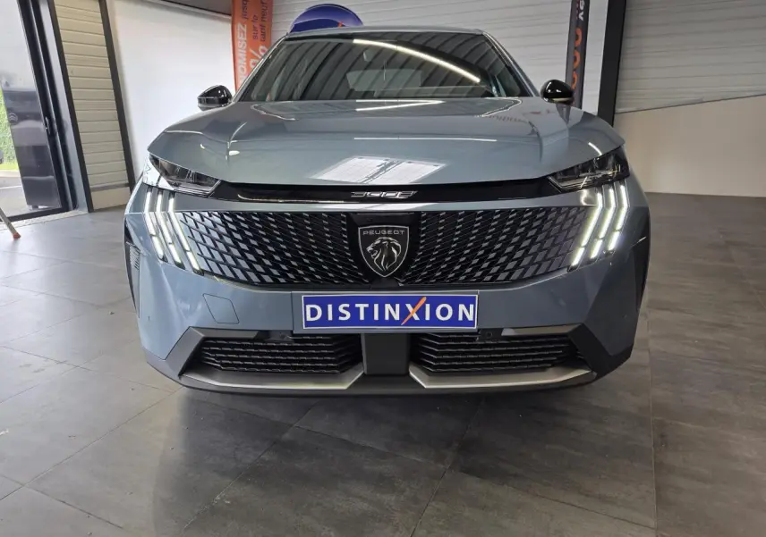 Vue avant d'un Peugeot 3008 bleu avec calandre noire laquée et feux LED à trois griffes allumés.