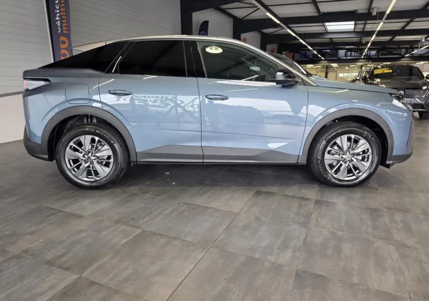 Peugeot 3008 bleu métallisé vue de profil côté gauche, avec jantes alliage 18 pouces et vitres teintées.