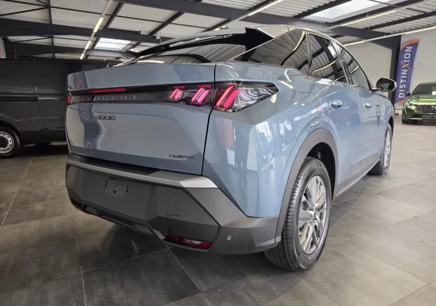 Vue 3/4 arrière droite du Peugeot 3008 hybride bleu avec feux arrière à LED en forme de griffes et bandeau noir laqué.