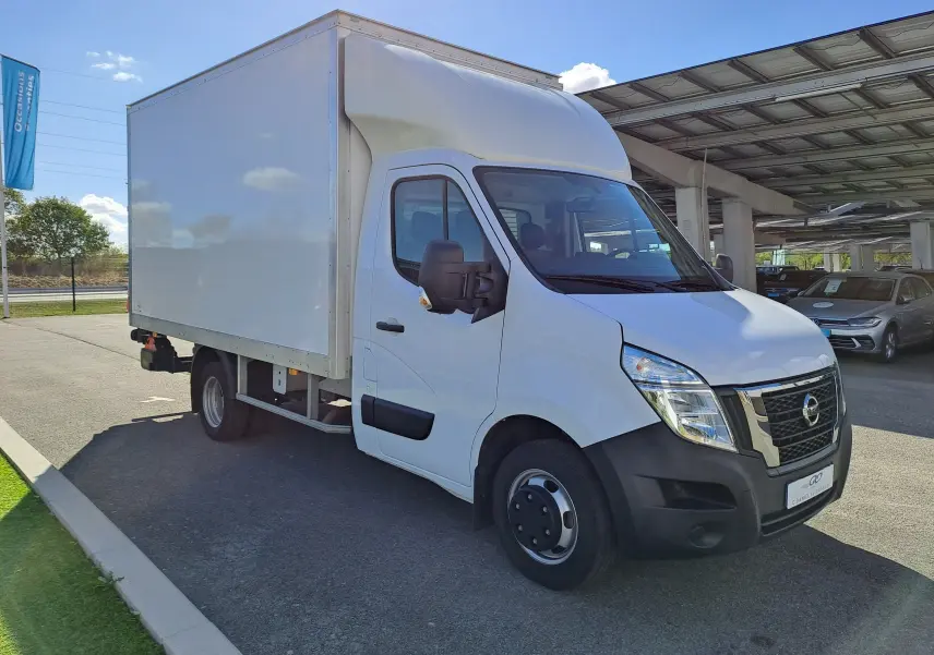 Vue 3/4 avant droit d’un Nissan Interstar châssis cabine blanc 2024 avec caisse fermée et calandre noire.