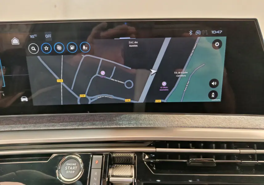 Vue rapprochée du tableau de bord du Peugeot 3008 blanc 2025, mettant en valeur l'écran tactile multifonction et le bouton start/stop.