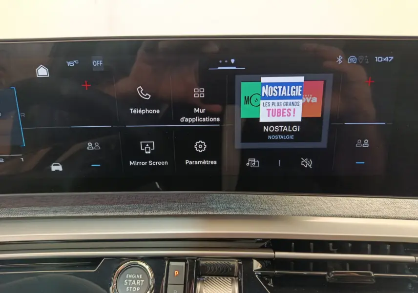 Écran tactile multifonctions du tableau de bord du Peugeot 3008 blanc, avec bouton start/stop visible en bas.