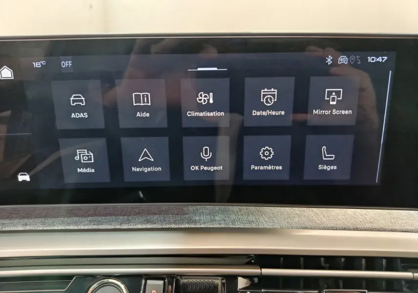 Écran tactile central du tableau de bord du Peugeot 3008 blanc, affichant les menus de navigation et climatisation.