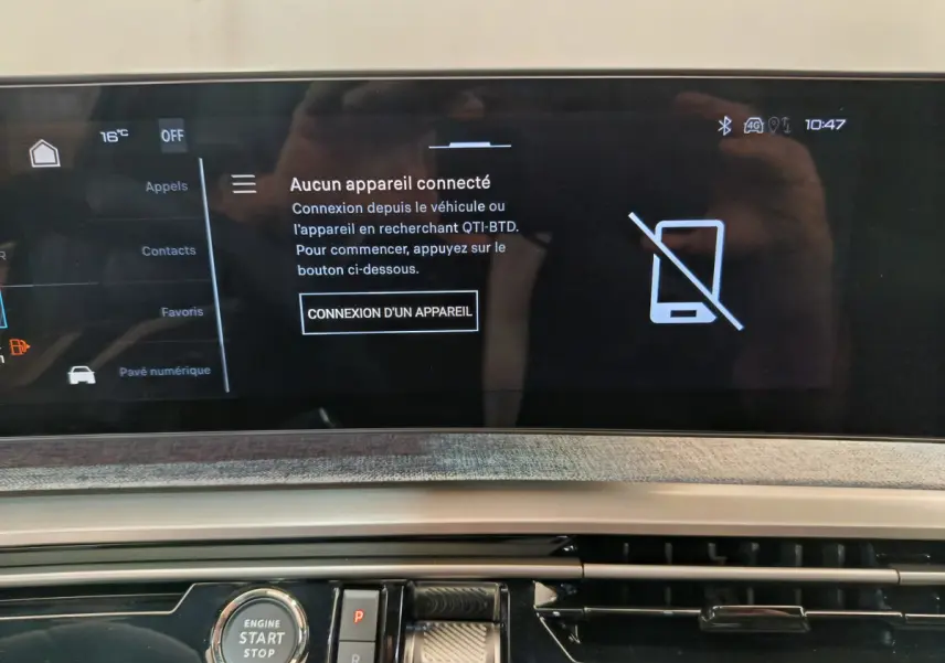 Écran tactile central du Peugeot 3008 blanc 2025 affichant la connexion Bluetooth, bouton démarrage visible en bas.