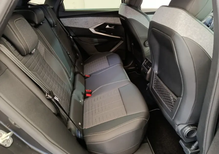 Vue intérieure côté droit des sièges arrière en tissu et cuir gris du Peugeot 3008 1.2 HYBRID 145 GT 2025.