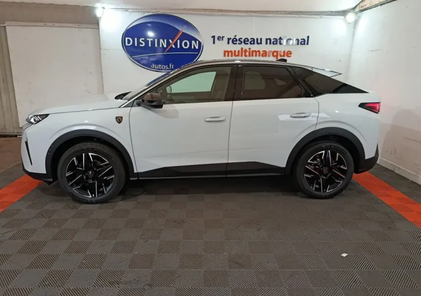 Profil côté gauche d'un Peugeot 3008 blanc 2025 avec jantes noires et toit noir dans un showroom intérieur.