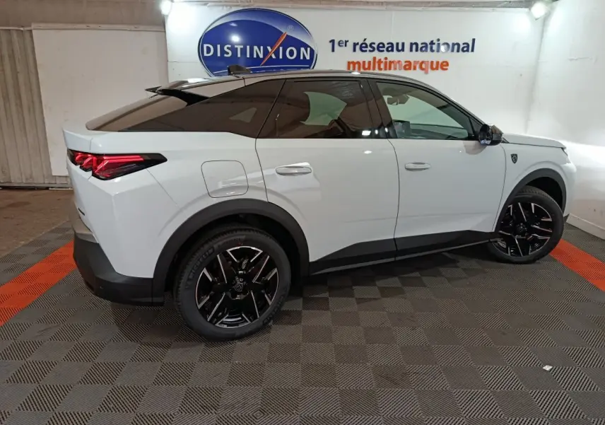 Peugeot 3008 blanc en vue profil droit, avec jantes noires et feux arrière LED distinctifs dans un showroom.