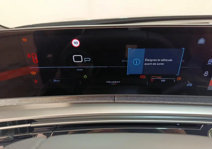Tableau de bord numérique du Peugeot 3008 1.2 Hybrid 145 GT affichant un message d'arrêt avant sortie.
