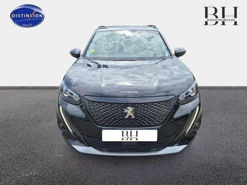 Vue avant frontale du Peugeot 2008 noir Perla Nera avec calandre distinctive et feux LED verticaux allumés.