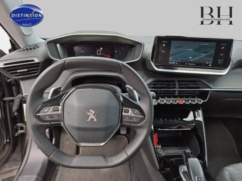 Vue intérieure centrée sur le volant compact et le tableau de bord numérique du Peugeot 2008 noir Perla Nera.