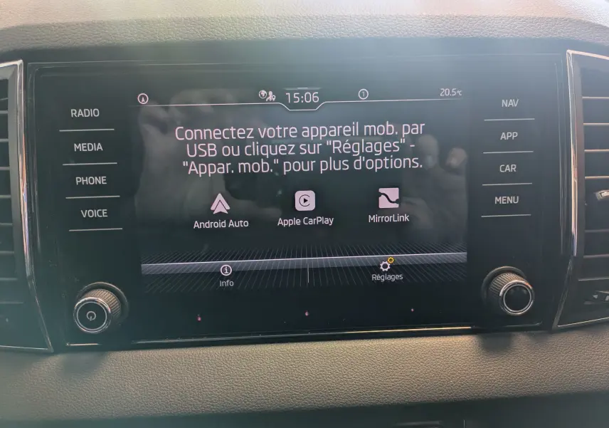 Écran central tactile du tableau de bord du Skoda Karoq gris argent, affichant les options de connexion smartphone.