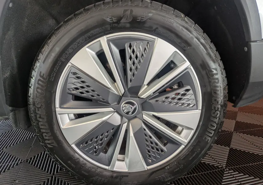 Gros plan sur la jante alliage grise au design géométrique du Skoda Karoq 2023 avec pneu Bridgestone.